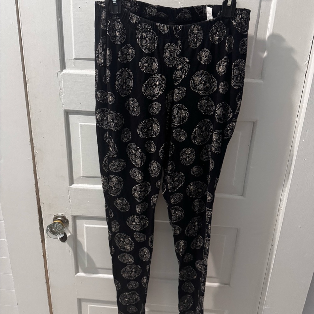 Torrid Black and White sugar skull Leggings